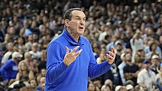 Trenér Mike Krzyzewski hecuje Duke v semifinále Final Four amerického...