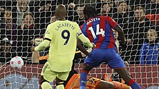 Jean-Philippe Mateta z Crystal Palace skóruje proti  Arsenalu.