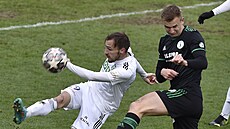 Rajmund Miku� z Karviné u mí�e, brání ho Dominik Ha�ek z Bohemians.