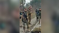 Ukrajinští vojáci měli zastřelit zraněného ruského zajatce