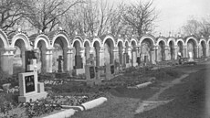 Albrechtický kaplikový hbitov v roce 1947. Pohled na kostel sv. Petra a Pavla