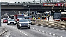 Tramvaj srazila chodce v Praze u zastávky Motol. (4. dubna 2022)