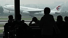 Lidé čekají na čínském letišti Kanton Paj-jün. (25. března 2022) | na serveru Lidovky.cz | aktuální zprávy