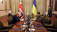 Ukrajinský prezident Volodymyr Zelenskyj pijal v Kyjev britského premiéra...