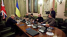 Ukrajinský prezident Volodymyr Zelenskyj pijal v Kyjev britského premiéra...