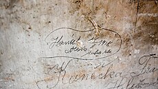 Na zdech v podkroví holeovského zámku se dochovaly podpisy a vzkazy...
