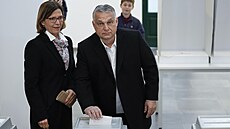 Premiér Viktor Orbán vhazuje svůj hlas do volební schránky. (3. dubna 2022) | na serveru Lidovky.cz | aktuální zprávy