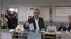 Opozi�ní kandidát na prezidenta Zdravko Pono� ve volební místnosti. (3. dubna...