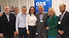 T�etí zprava Bohuslav Svoboda. Po levici má ministryni obrany Janu �ernochovou,...