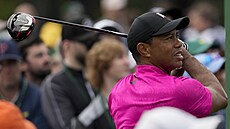 Tiger Woods b�hem prvního dne turnaje Masters v August�.
