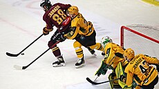 Momentka ze čtvrtého finálového duelu první hokejové ligy mezi Jihlavou (v...