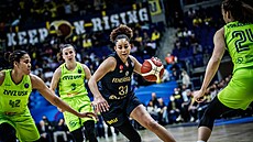 Bria Hartleyová z Fenerbahce prochází obranou USK Praha.