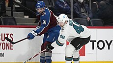 Tomá Hertl (vpravo) ze San Jose Sharksv zápase s Colorado Avalanche napadá...