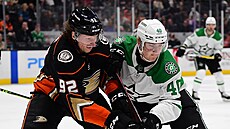 Andrej Šustr (92) z Anaheim Ducks brání Jacoba Petersona (40) z Dallas Stars.