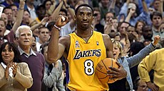 Kobe Bryant z Los Angeles Lakers se raduje b�hem play off 2002.