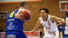 Nymburský rozehráva� Colbey Ross (vpravo) z brání Radima Kle�ku z Opavy.