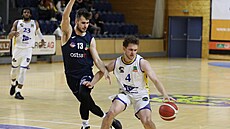 Marek Welsch (vpravo) z GBA Jindichv Hradec a Kevin Týml z Ostravy