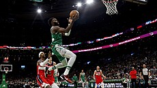 Jaylen Brown (7) z Boston Celtics útočí na koš Washington Wizards. Sleduje ho i...