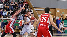 Luká� Kant�rek z Hradce Králové pod tlakem pardubické obrany