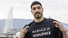 Enes Kanter Freedom v rodném �výcarsku upozor�uje na lidská práva. Turecký...