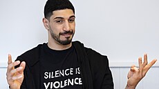Enes Kanter Freedom v rodném �výcarsku upozor�uje na lidská práva.