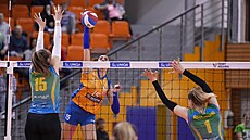 Jessica Silvaová z Olomouce sme�uje proti dvojbloku KP Brno, vlevo Magdalena...