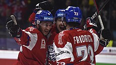 Čeští hokejisté slaví gól v zápase s Rakouskem.