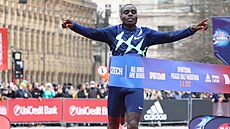 Ke�an Kenneth Kiprop Renju vít�zí v Pra�ském p�lmaratonu.