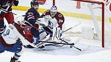 Pavel Francouz v brance Colorada sleduje puk v duelu s Winnipegem.