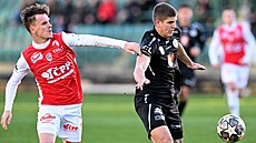 Jakub Rezek z Pardubic (vlevo) a Jan Mejdr z Hradce Králové