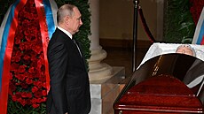 Ruský prezident Vladimir Putin uctil památku Vladimira irinovského bhem...