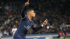 Kylian Mbappé v dresu Paris St. Germain oslavuje gól do sít Lorientu v utkání...