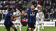 Hakan Calhanoglu z Interu Milán oslavuje svou trefu do sít Juventusu.