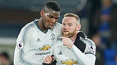 Wayne Rooney (vpravo) a Paul Pogba v dobách, kdy spolu hráli za Manchester...