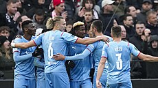 Slávističtí fotbalisté v Rotterdamu oslavují vyrovnávací gól Petera Olayinky...