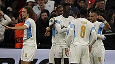 Fotbalisté Marseille se radují z gólu Dimitriho Payeta (vpravo) v utkání...