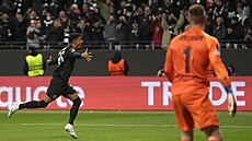 Ansgar Knauff z Frankfurtu oslavuje svj gól do sít Barcelony v Evropské lize.