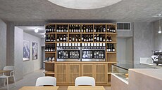 Pízemí vinárny WineList je sjednocené jemnou edobílou patinovanou výmalbou...