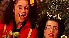 Lucie Bílá a Ilona Csáková ve videoklipu k písni Láska je láska (1992)