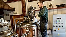 Srdce lhoteckého pivovárku tvoí ptihektolitrová varna, ke kvaení a leení je...
