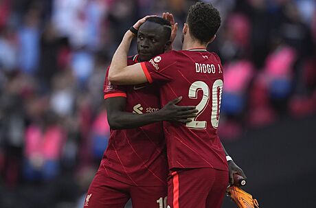 Hrái Liverpoolu Sadio Mane (vlevo) a Diogo Jota slaví vítzství nad...