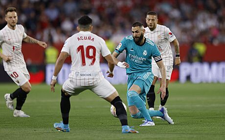 Útoník Realu Madrid Karim Benzema (uprosted) se chystá vyhnout Marcosovi...