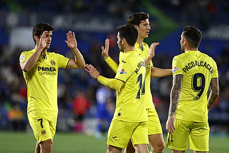 Gerard Moreno (vlevo) slaví se spoluhrái z Villarrealu gól na hiti Getafe.