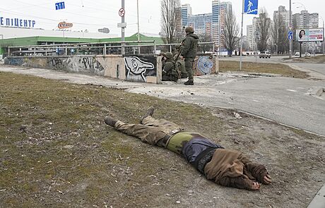 Tlo padlého vojáka pi bojích v ukrajinském hlavním mst v Kyjev (25. února...