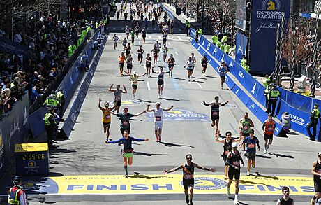 CÍL SPLNN. Bci se radují z úspn dokoneného maratonu v Bostonu.