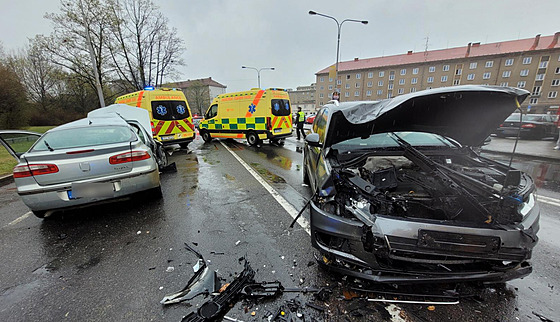 Pi váné nehod dvou aut v Havíov se zranilo est lidí. (15. dubna 2022)