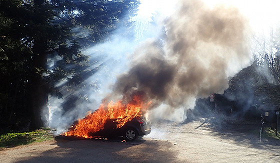 Na parkoviti pod rozhlednou Královec shoel automobil. (18. dubna 2022)