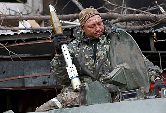 Písluník proruských jednotek nakládá munici do bojového vozidla bhem boj v ...