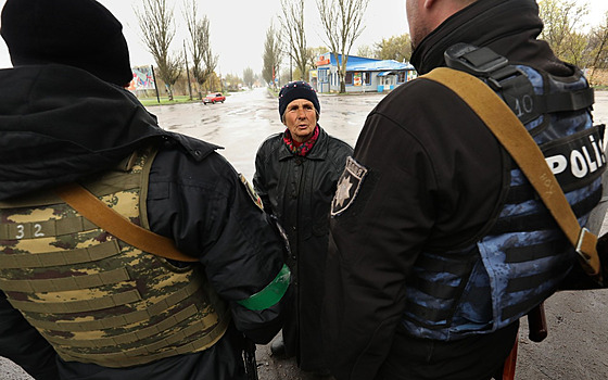Policisté v ukrajinském Kramatorsku pomáhají lidem s evakuací. (14. dubna 2022)