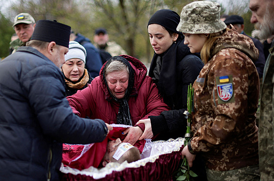 Žena ve vesnici Marhanec pláče na pohřbu svého syna, jenž padl v bojích s...